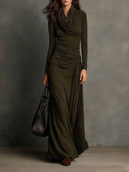 Vestido maxi plisado de cuello alto verde oliva