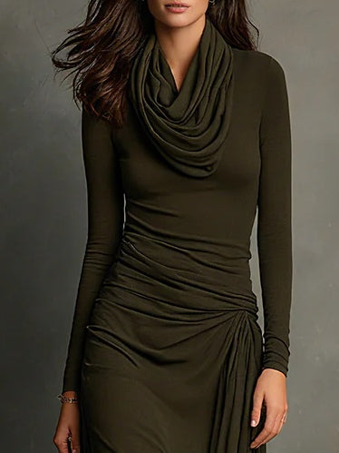 Vestido maxi plisado de cuello alto verde oliva