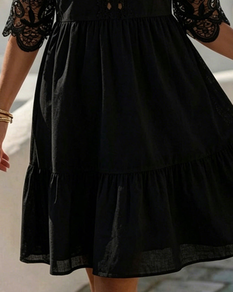 Vestido corto de encaje elegante con hombros descubiertos, en capas.