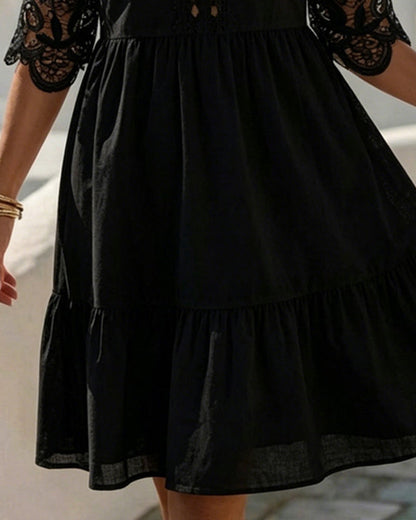 Vestido corto de encaje elegante con hombros descubiertos, en capas.