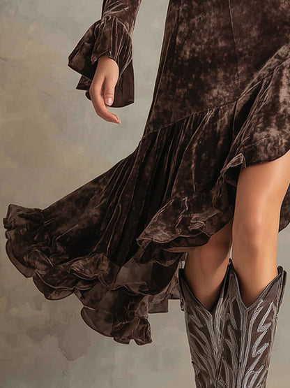 Vestido midi de terciopelo con cuello alto, mangas largas y mangas acampanadas