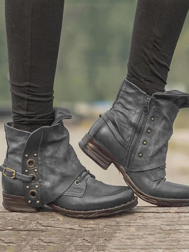 Botines vintage con hebilla, parche y tachuelas