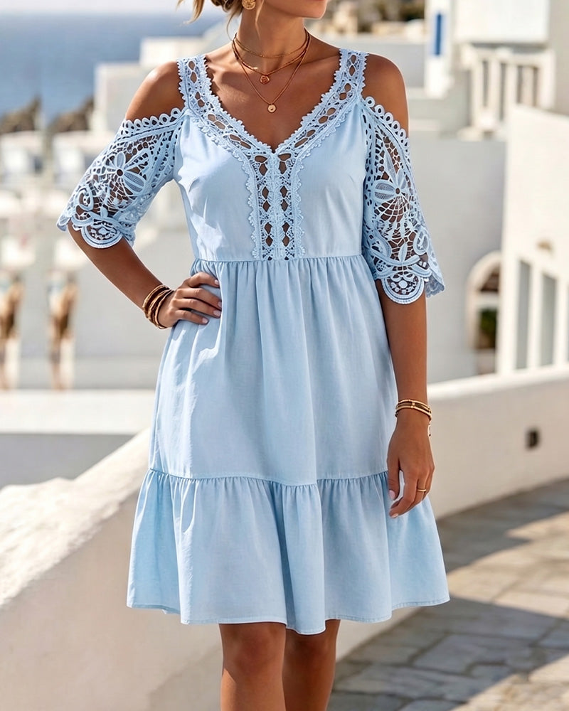 Vestido corto de encaje elegante con hombros descubiertos, en capas.