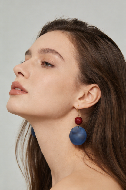 Pendientes redondos vintage nublados en rojo y azul