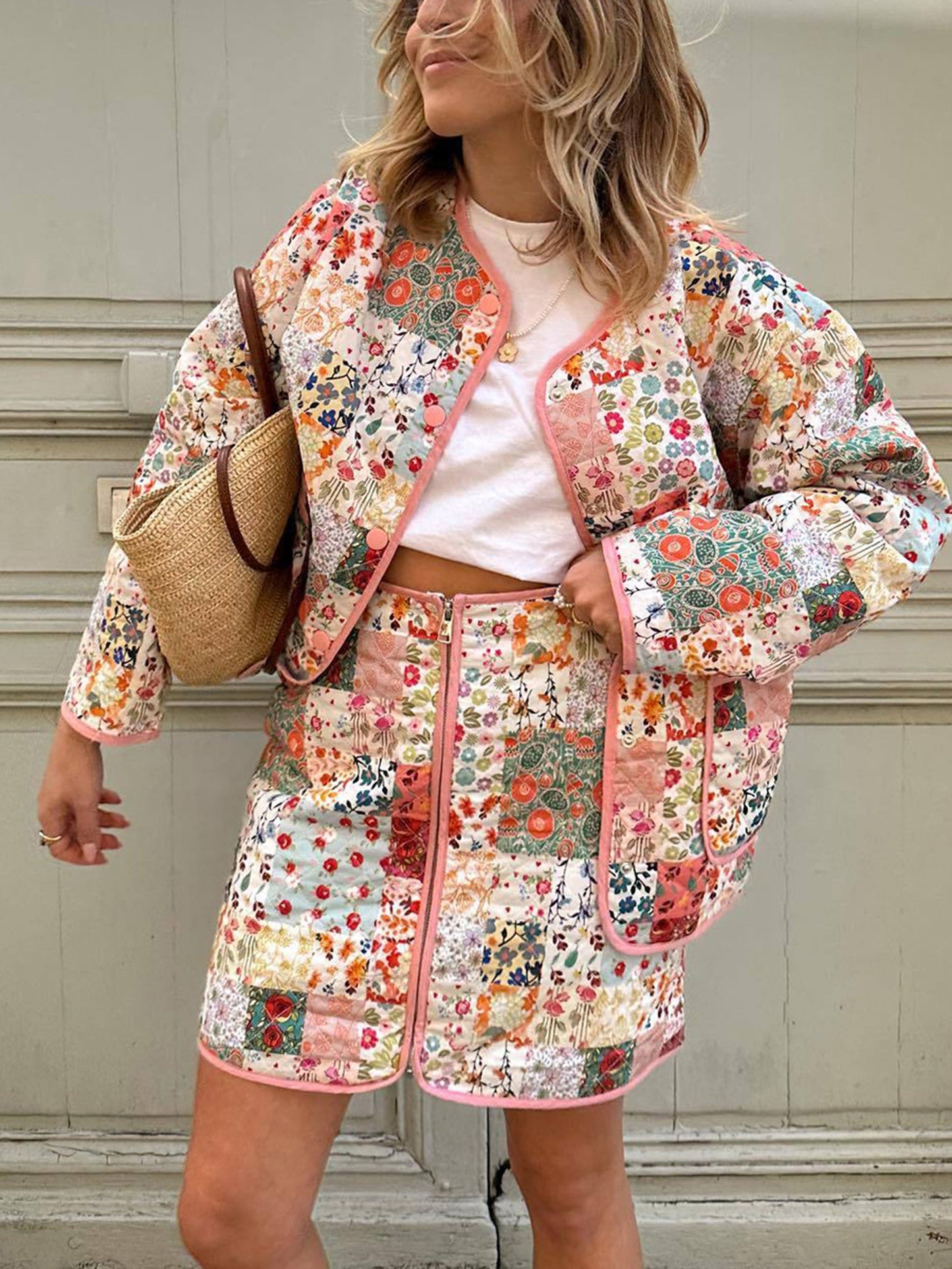 Falda acolchada con cremallera frontal y estampado de flores de patchwork