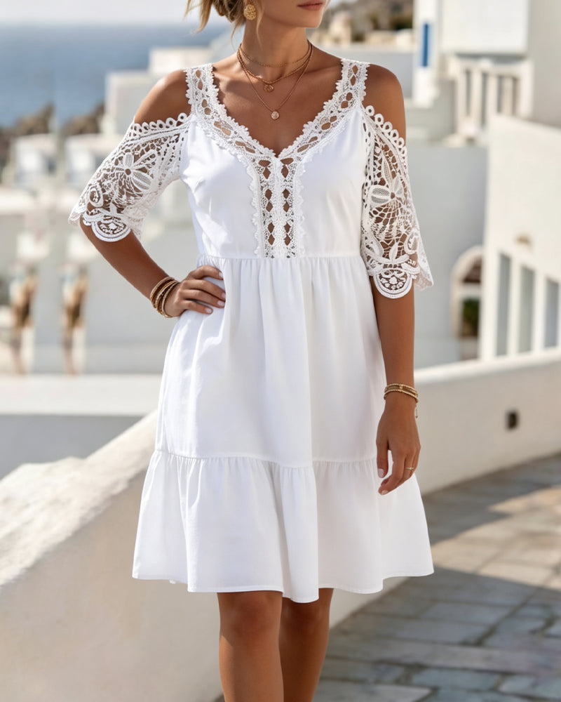 Vestido corto de encaje elegante con hombros descubiertos, en capas.