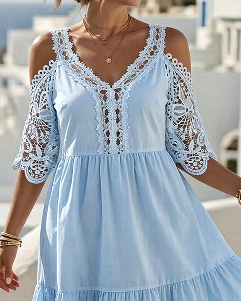 Vestido corto de encaje elegante con hombros descubiertos, en capas.