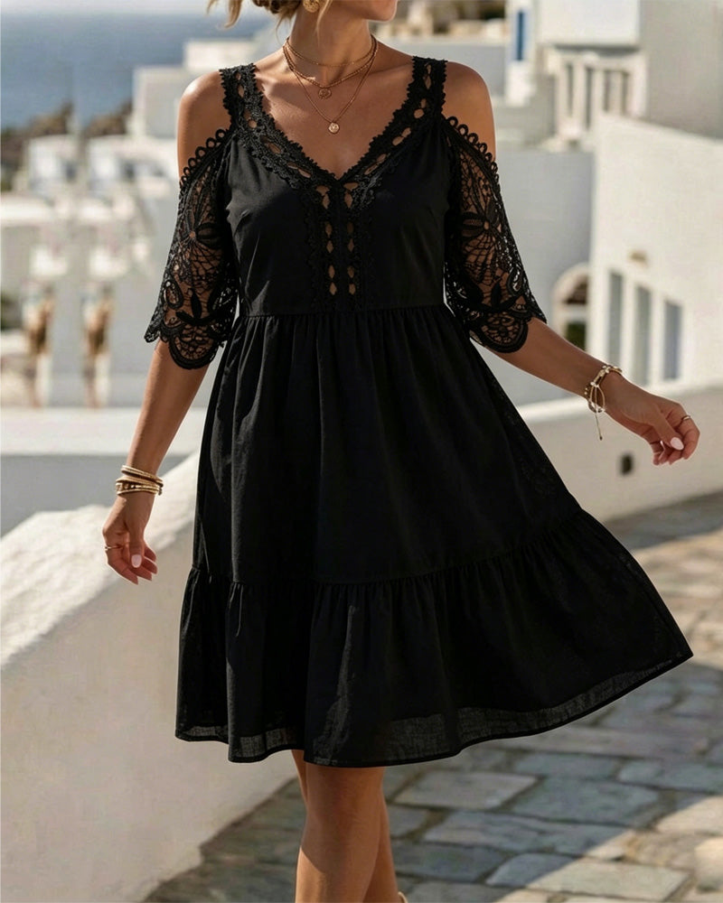 Vestido corto de encaje elegante con hombros descubiertos, en capas.