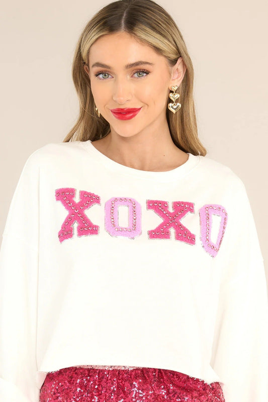 Kurzes, weißes XOXO-Sweatshirt von Thought Of You