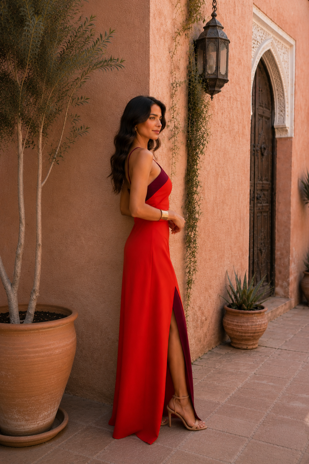 Vestido largo halter con abertura elegante