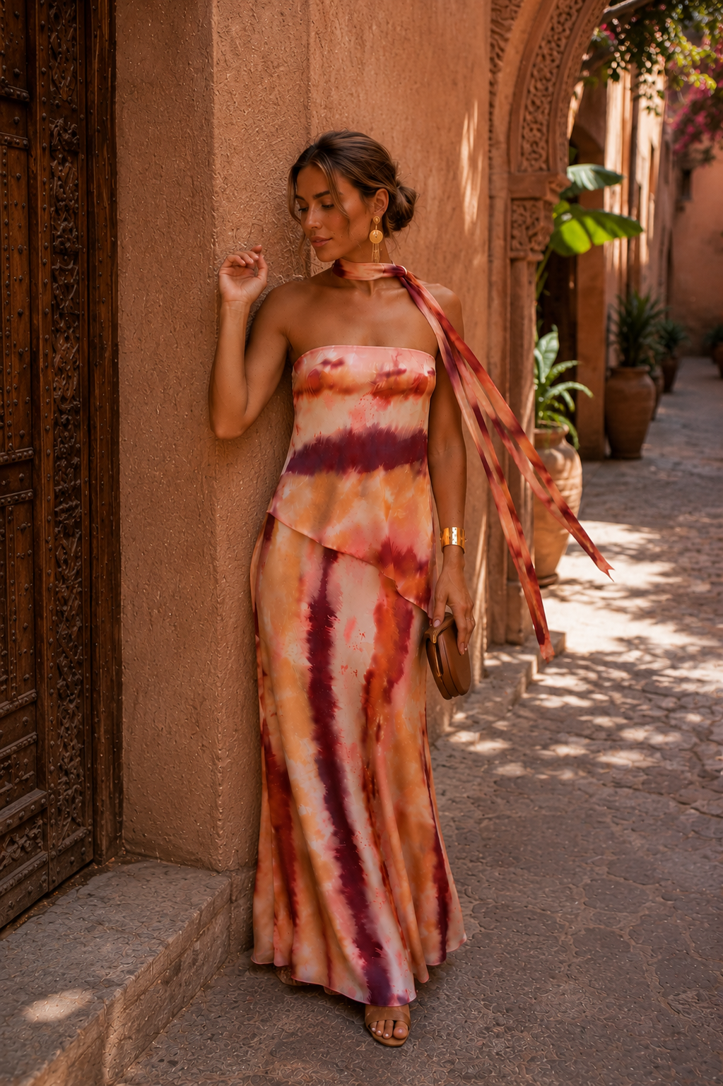 Deslumbrante vestido largo estampado con escote palabra de honor