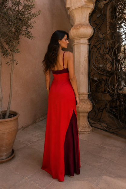 Vestido largo halter con abertura elegante