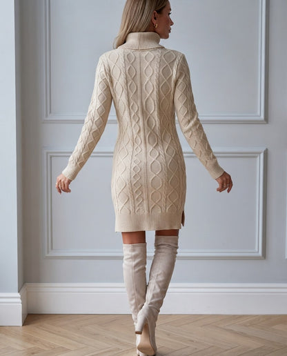 Vestido corto de punto trenzado con cuello alto