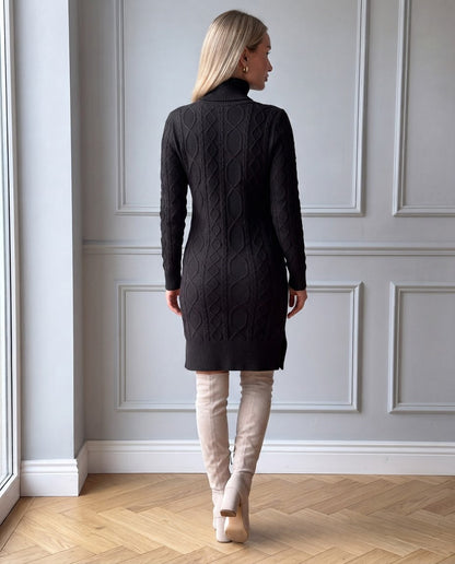 Vestido corto de punto trenzado con cuello alto