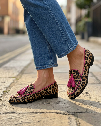Mocasín Fiamma — Leopardo con Bordes y Borlas Fucsia