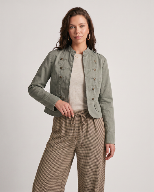 Chaqueta corta lavada con doble botonadura