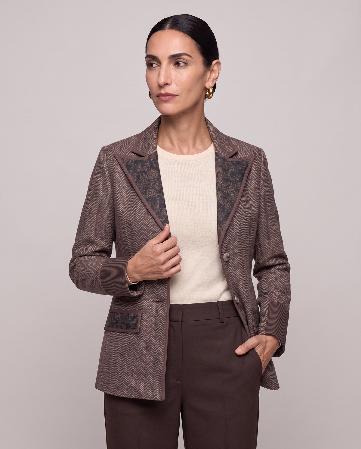 Blazer espigado con inserto jacquard y ribetes de piel sintética - Marrón