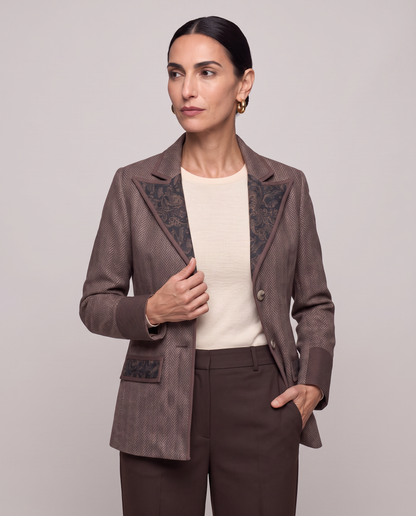 Blazer espigado con inserto jacquard y ribetes de piel sintética - Marrón