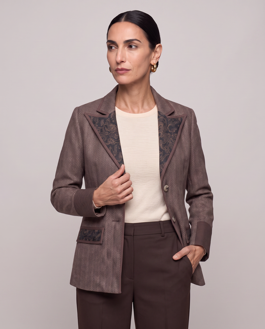 Blazer espigado con inserto jacquard y ribetes de piel sintética - Marrón