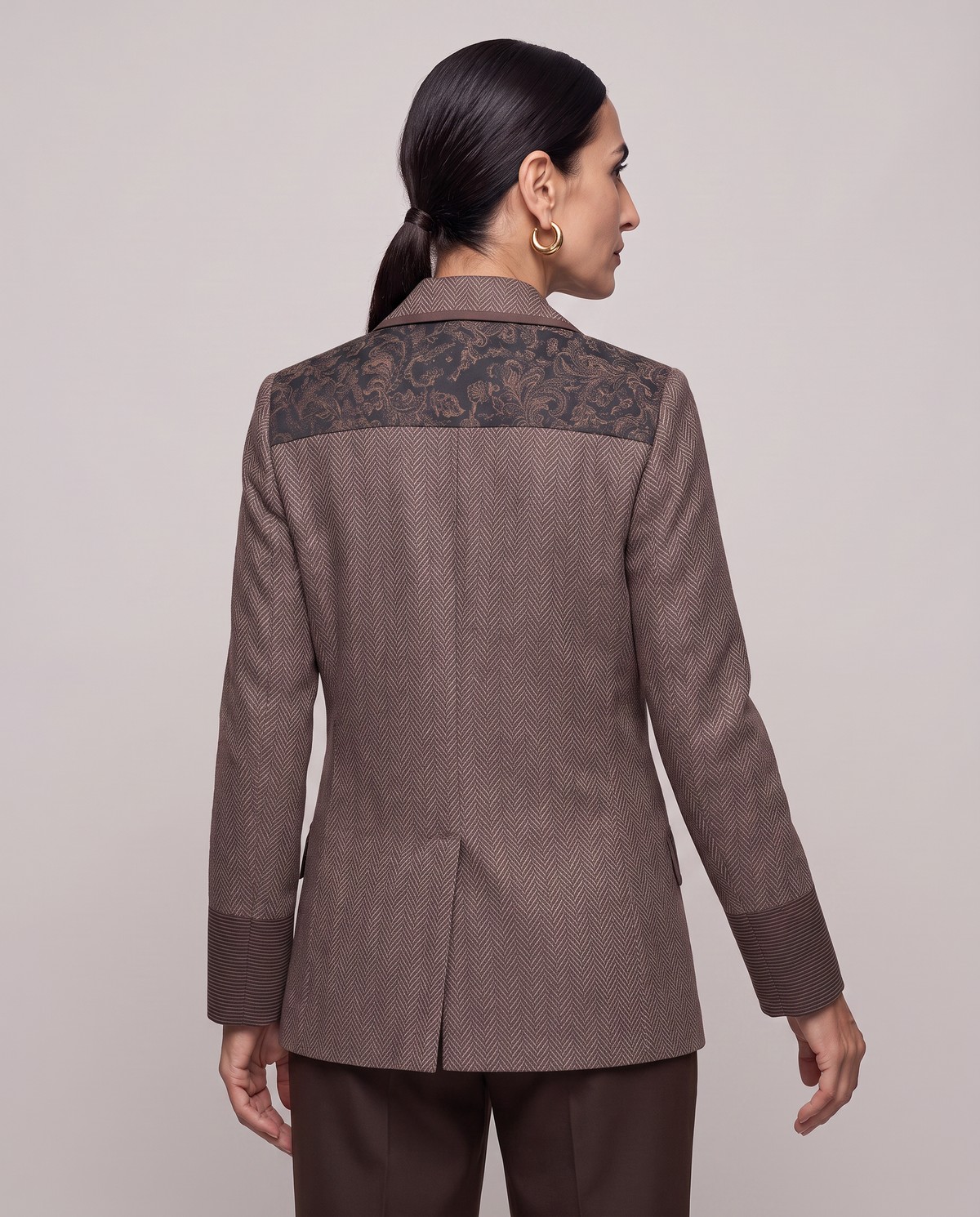 Blazer espigado con inserto jacquard y ribetes de piel sintética - Marrón