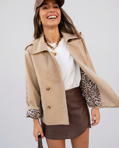 Gabardina Corta Cruzada con Forro Estampado Leopardo
