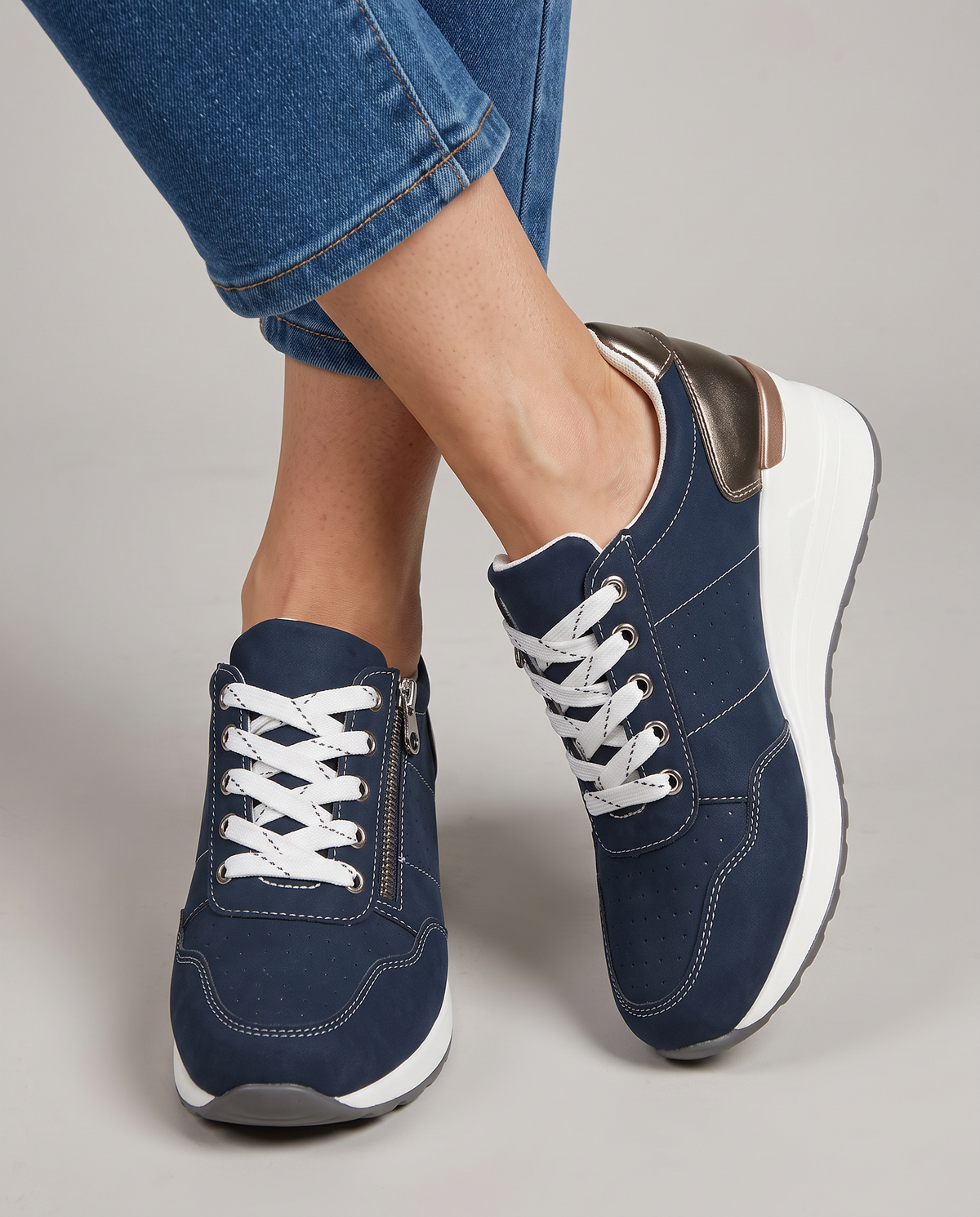 Zapatillas con cuña interna y cremallera