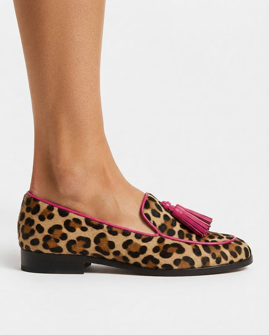 Mocasín Fiamma — Leopardo con Bordes y Borlas Fucsia