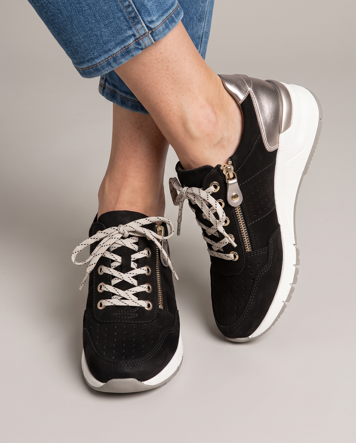Zapatillas con cuña interna y cremallera