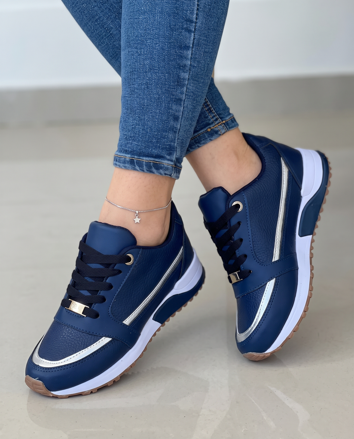 Zapatillas cómodas con perfil metalizado