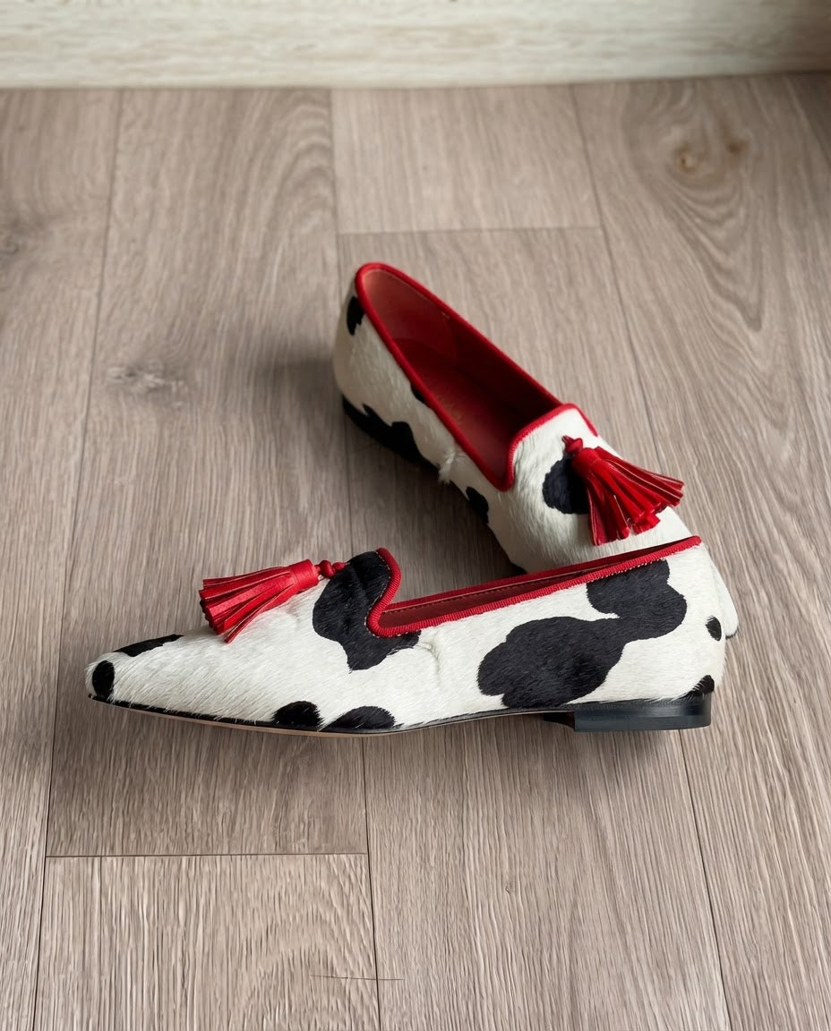 Mocasín Ginebra — Vaca Blanco y Negro, Borlas Rojas