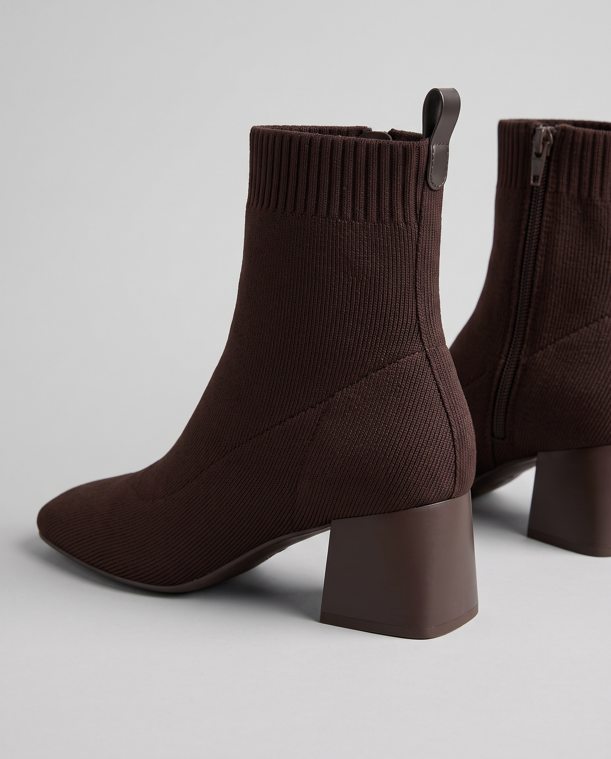 Botín Verona — Tipo Calcetín con Punta Cuadrada y Tacón Ancho
